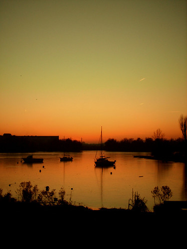 sunset soleil coucher bateau étang trith