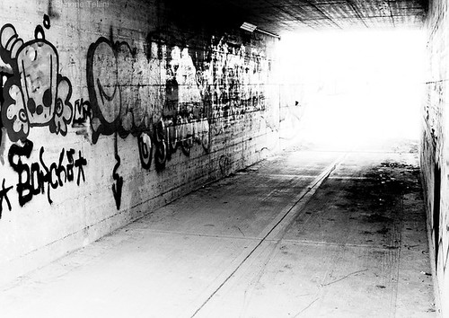 light bw white black canon graffiti artistic expression tunnel guastalla 450d underpassage