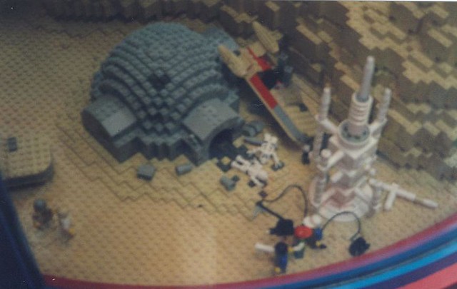 Lego Tatooine display -- Mall of Americas -- Featuring dead bodies of Owen and Beru