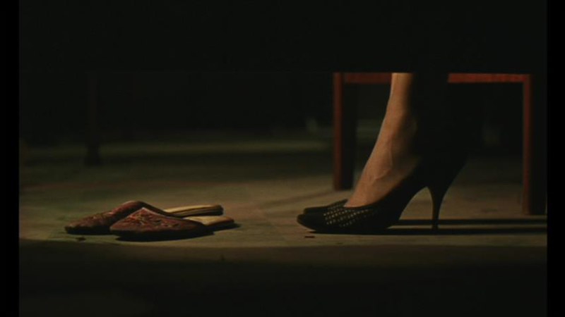 パンプス：蘇麗珍のハイヒールのパンプスとスリッパ Su Lizhen's high heel pumps and slippers. 王家衛『花様年華』 (c) 2000 by Block 2 Pictures Inc. Wong Kar-wai, in the mood for love