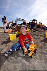 noa and his favorite sandbox toy    MG 3828 