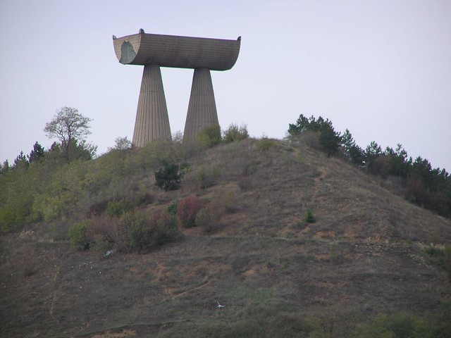 le barbecue (monument serbe) Mitrovica