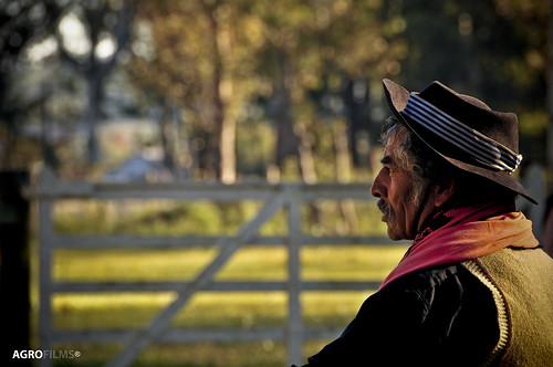 travel portrait people flores color caballo uruguay model nikon cowboy trinidad campo oriental gaucho tradicion cowman d300s agrofilms