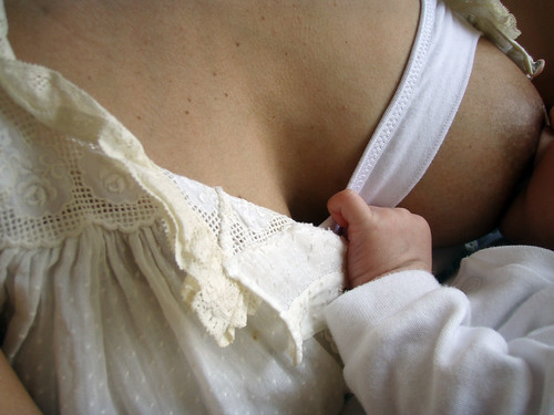 primo piano di seno di mamma che allatta