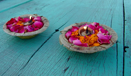 india candles bowl offering varanasi ganges flowerpetals uttarpradesh 7daysofshooting shootanythingsunday week40roundthings
