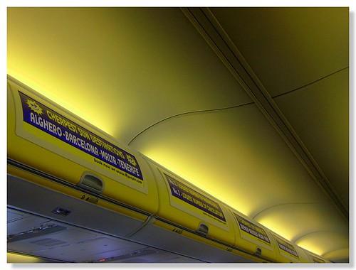 yellow plane frankfurt flight airbus boeing ryanair hahn