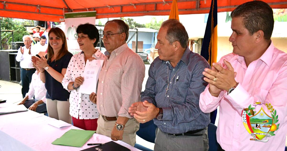 Alcalde participa de la firma del convenio entre Banco de Desarrollo del Ecuador y Gobierno Provincial de Manabí de tres vías rurales que benefician al cantón Chone