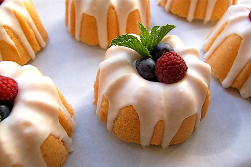 Lemon mini-bundt cakes