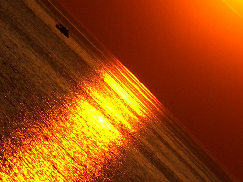 sunset red sun lake reflection water sunrise boat diagonal yellows breathtaking photographyrocks betterthangood goldstaraward obliquemind obliquamente flickrestrellas thegoldproject “flickraward”