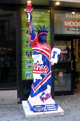 NYC: Statues of Liberty on Parade - Philadelphia Phillies
