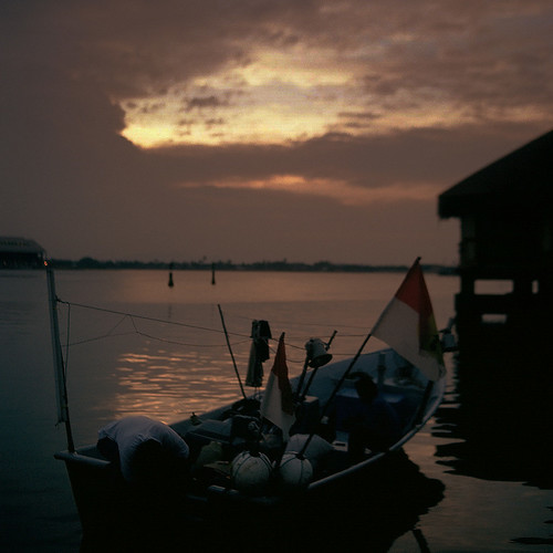 sunset film analog river catchycolors landscape boat fisherman jetty malaysia analogue terengganu kualaterengganu my leicar6 fadzlymubin shutterhack fujichromevelvia50rvp leicasummicronr35mmf2e55