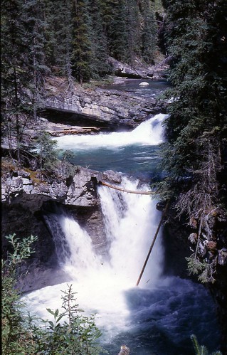 canada rockies waterfall canyon alberta banff banffnationalpark jonstoncanyon sofarsocute