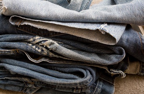 全球每年賣出越來越多件牛仔褲。圖片來源：LollyKnit（CC BY-NC 2.0）