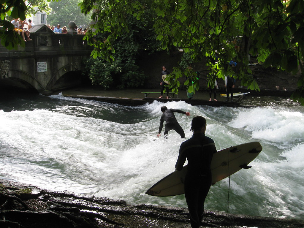 River surfing on the standing wave