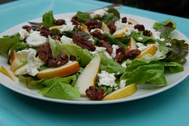 Arugula pear salad with goat cheese and candied pecans