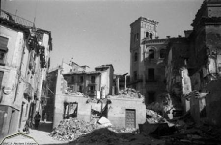 Plaza de la Magdalena de Toledo devastada en 1936. Foto Erich Andres. Ministerio de cultura. Centro Documental de la Memoria Histórica