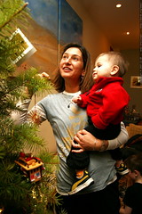 showing sequoia the xmas tree    MG 8394 