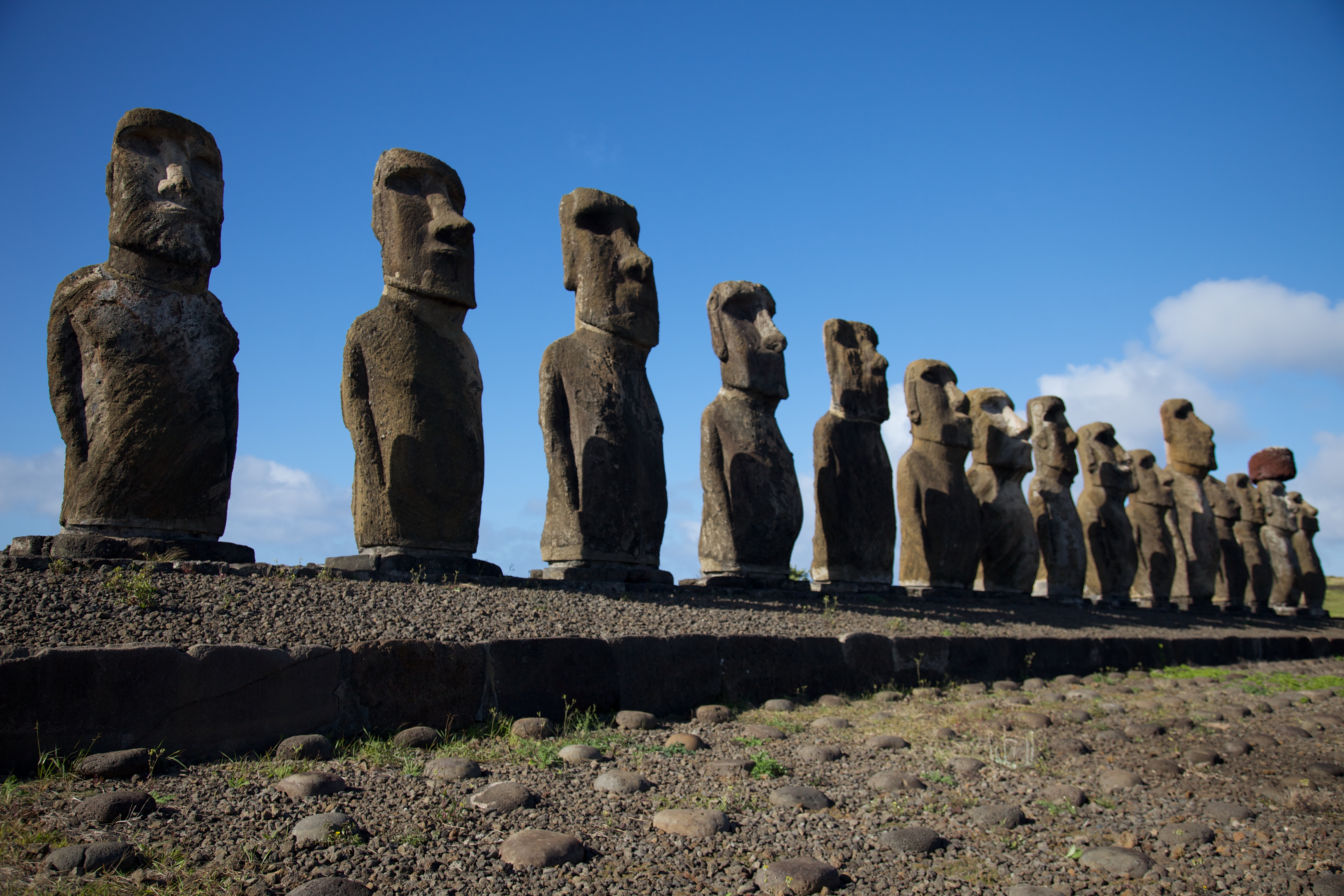 Каменные статуи острова пасхи страна. Остров Пасхи статуи Моаи. Каменные истуканы острова Пасхи. Моаи на острове Пасхи. Каменные статуи Моаи остров Пасхи Чили.