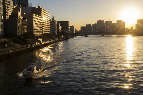 tokyo japan sumida river sunset boat reflection water lensflare