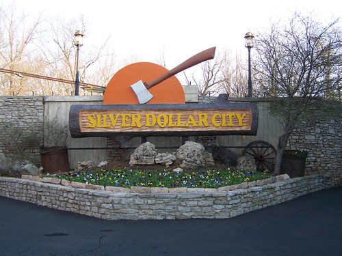 sign landscaping entrance mo missouri amusementpark branson amusementparks sdc silverdollarcity