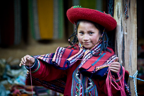 peru girl smile retrato cusco niña sonrisa chinchero 85mmf18 tejedora peruvianchildren peruvianimages