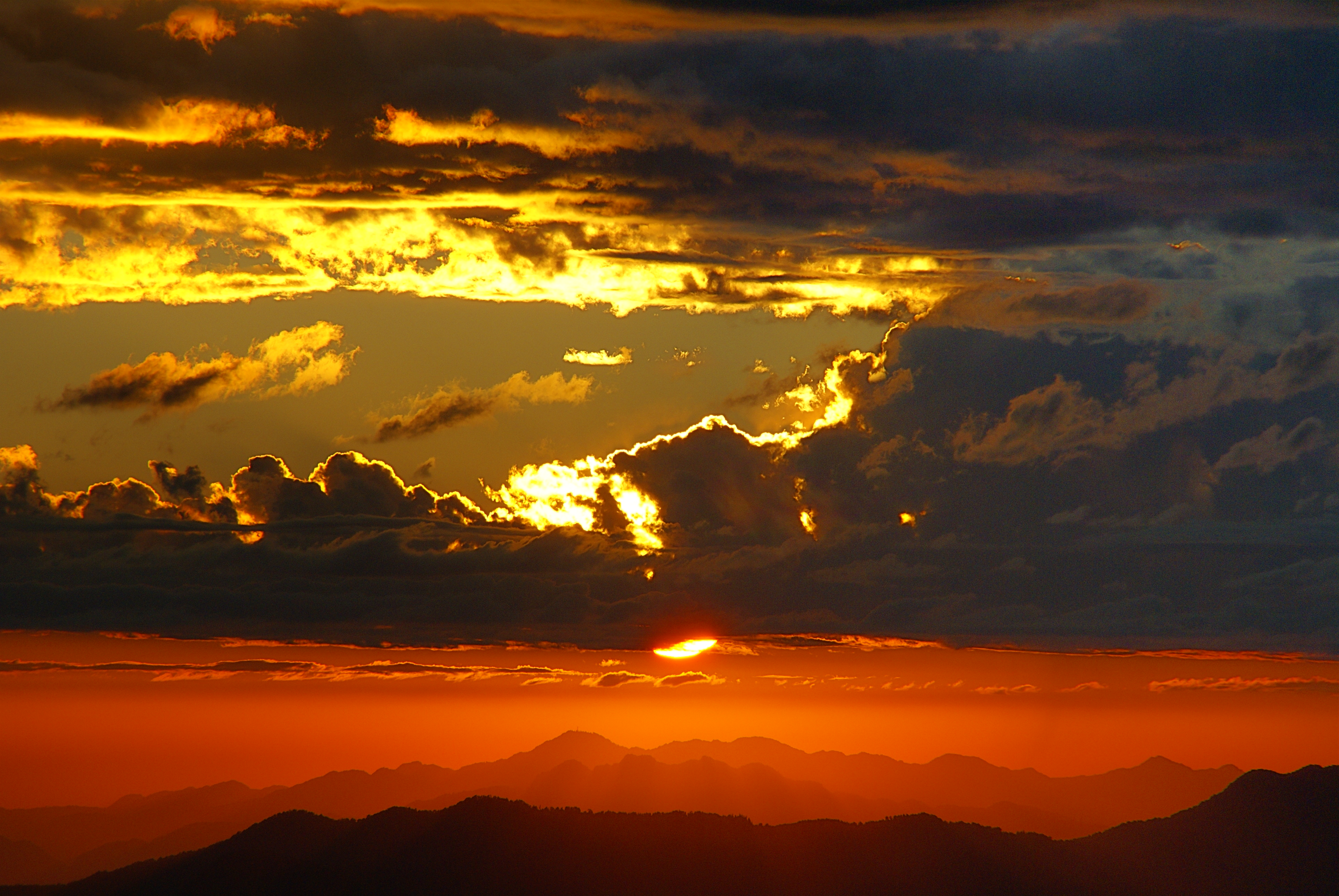 Закат 9. Гималаи закат. Красивый Восход солнца над Гималаями. Прекрасный закат из Гималай. Ржавое солнце.
