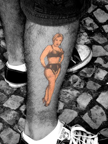 brazil blackandwhite bw brasil cutout mulher pb 100views pernas tatoo pretoebranco allstar pará fotógrafo belém tatuagem tênis oliveira tarcisio 7328 mitsuca schnaider dc7328br