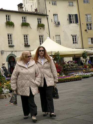 italy flower market candid lucca tuscany shootingfromthehip piazzaanfiteatro