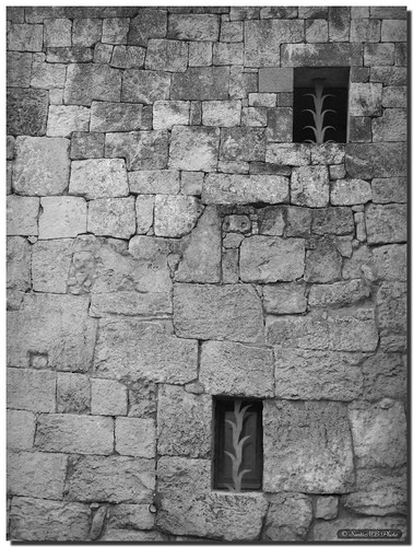 barcelona bw españa castle window rock stone wall ventana spain computers bn software fortaleza microsoft computing catalunya fortress muralla castillo computadoras ordenadores piedra programas altpenedès mywinners olèrdola