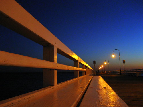 blue sunset reflection beach yellow bench pier streetlight shine lamppost portmelbourne aplusphoto kerfordroad