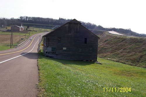road barn ruins garrettcounty yellowline nationalhighway gulmidtstripe thomasjohnsonfarmgarrettcountymarylandusa