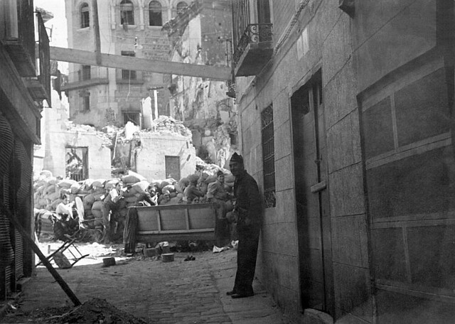 Plaza de la Magdalena, Toledo en plena guerra civil, septiembre de 1936. Foto Vincent Doherty. Arxiu Comarcal de l’Alt Penedès