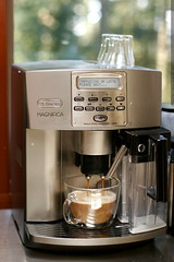 superautomatic latte into new bodum mug    MG 9285 