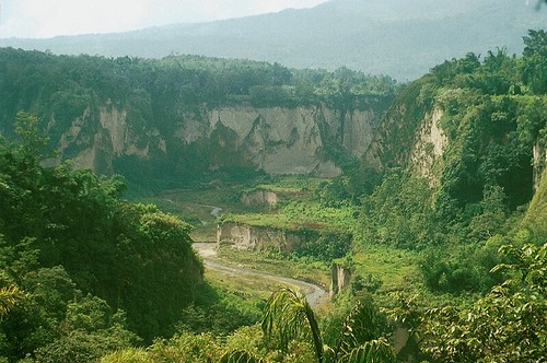 35mm sumatra indonesia landscape scenery kodak january canyon scanned 1991 kodachrome asa200 bukittinggi