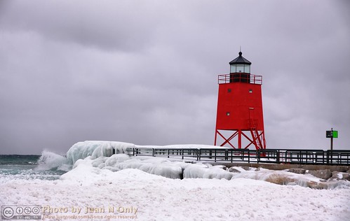 charlevoix michigan southpier lakemichigan hdr pseudohdr tonemapped tonemapping febuary 2017 winter snow ice water outdoor lighthouse red juannonly