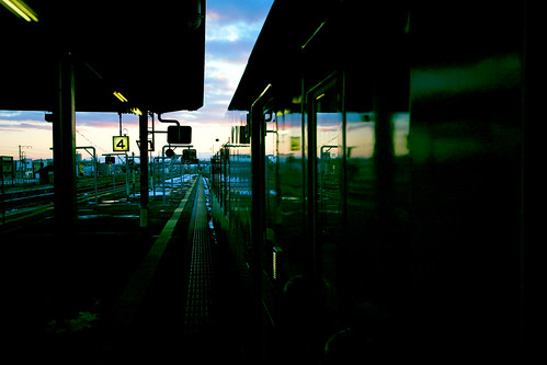 travel sunset reflection station japan train hokkaido terminal 000000 canon1022 canoneos30d youth18ticket efs10223545 oshamambe goodfishiescom seishunjuhachikippu