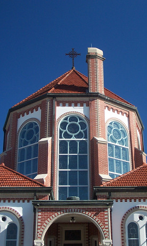 red white brick church window louisiana catholic lafayette cross cathedral crucifix 2008 stucco fenestration cathedralofstjohntheevangelist 3817