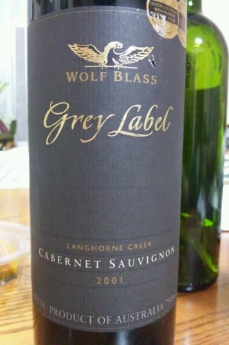 2本目にWOLF BLASS Gray Label Cabernet Sauvignon 2001(濠/ロングホーンクリーク)を開けることにしました。輸入業者のラベルがないということは父のブリズベン土産か。 #winejp