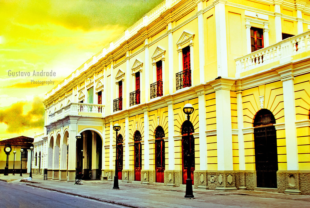 Edificio antiguo grande y amarillo