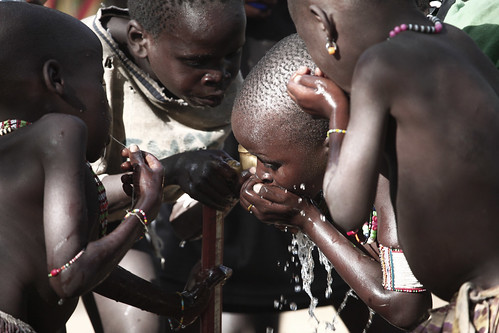 南蘇丹的兒童，享用難得的飲用水。（來源：babasteve）