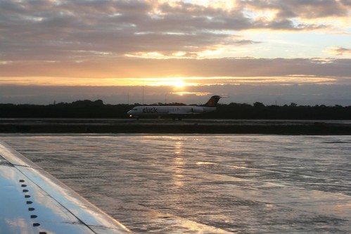 vacation plane sunrise geotagged mexico airport wing jet yucatan merida click 2007 geo:lat=20934892 geo:lon=89661913