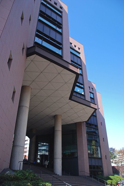 横浜市中央図書館
