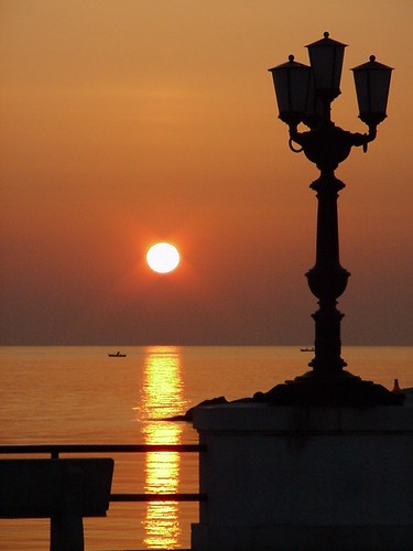 sunset sun sunrise barca tramonto mare alba sole lungomare puglia bari lampione panchina lungo fortissimamente fortissimamentepuglia isaib