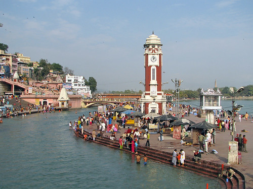 India - Haridwar - 004 - Pilgrims gathering for Ganga aarti at the Har-ki-Pairi ghats