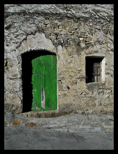 door old green window stone rural spain huesca ruin aragon es decayed pyrenees serrablo yebradebasa aplusphoto