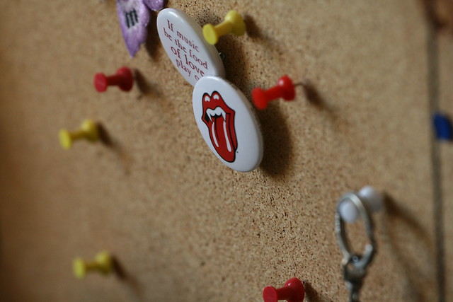 Rolling Stones and Shakespeare badges plus push pins - Corkboard DoF