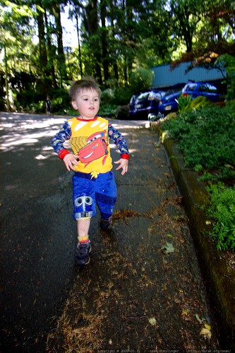 running to assist his mom with gardening    MG 4690