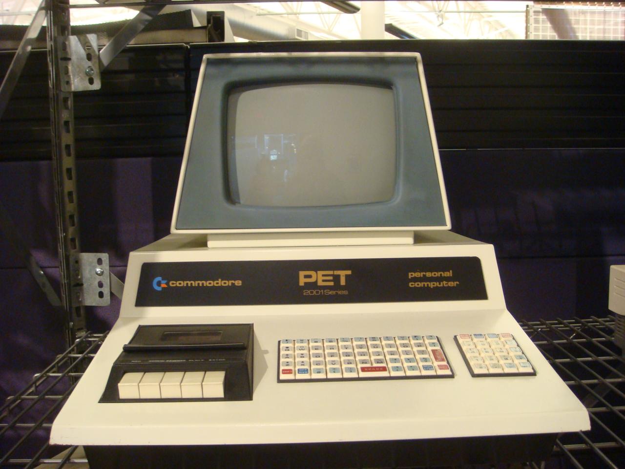 Компьютер pet. Commodore Pet 1977. Commodore Pet 200. IBM Computer 1980. Philco-2000 ЭВМ.