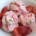 Strawberry Cheesecake - Frischkäse-Eiscreme mit Erdbeersauce und Keksstückchen