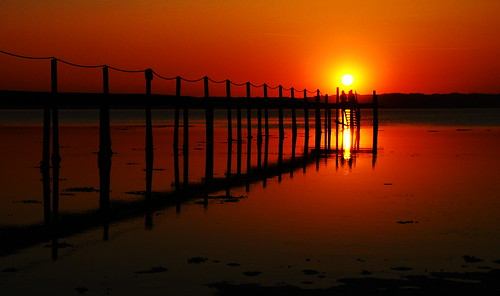 desktop nightphotography sunset red reflection beach silhouette couple background ebeltoft sunsetsilhouette ebeltoftstrand